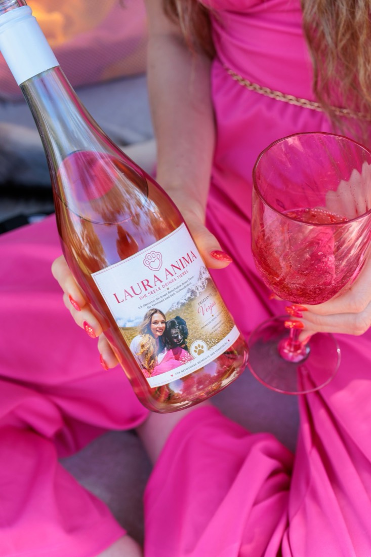 Laura hält Flasche und Glas