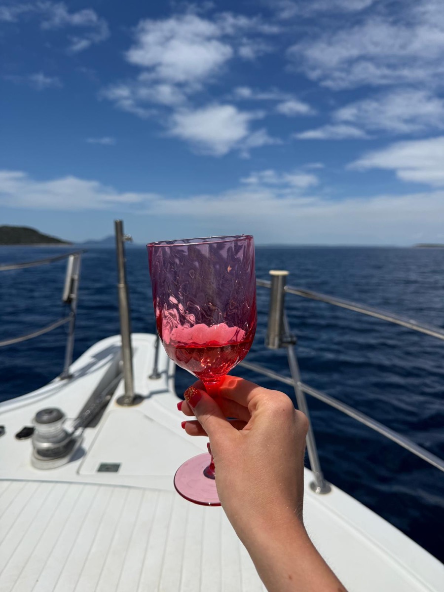 Ein Glas Frizzante an Deck eines Bootes auf dem Meer