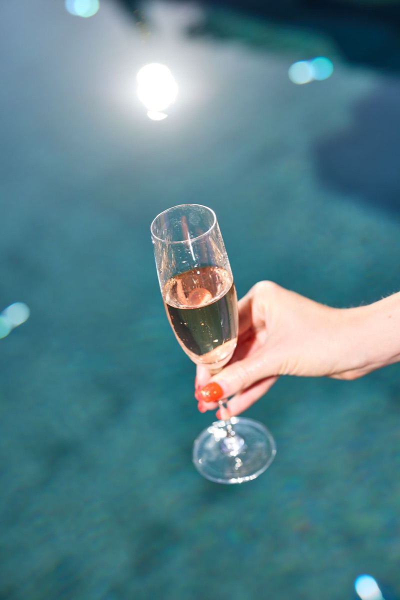 Ein Glas Frizzante über dem Pool